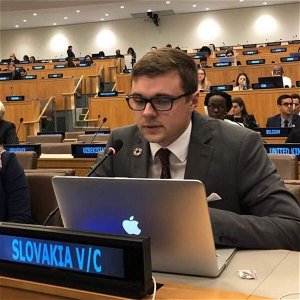 40. Rozhovor s Dominikom Porvažníkom o OSN, udržateľnom rozvoji a fake news