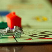 5. listopadu: Den, kdy Parker Brothers začínají prodávat Monopoly