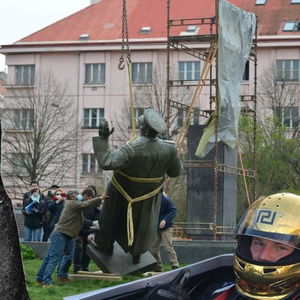 Češi: hrdinové, nebo zbabělci? Antikomunistické vzpomínání znemožňuje promýšlet okupační zkušenost