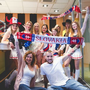 Chodia cheerleaderky z tímu Angels s hokejistami na pivo?