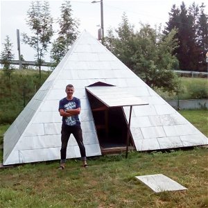 Jaroslav Fábry je slovenský faraón - na záhrade si postavil vlastnú pyramídu