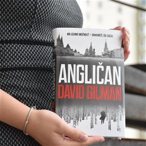 Nadupaný špionážny triler Angličan | David Gilman