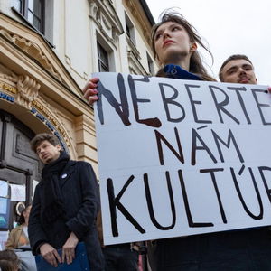 Orbánovi to trvalo deset let, na Slovensku stačilo na rozvrat půl roku. Jeho cílem je i vyhladovět kulturu