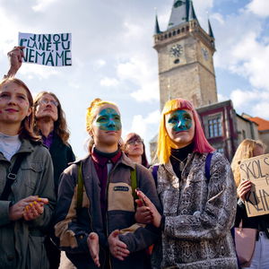 Politika mladé zajímá. To ale nutně neznamená, že přijdou k volbám