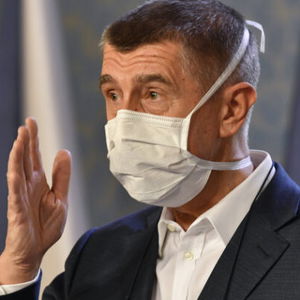 Premiér Andrej Babiš pro Rádio Z: „Od 27. dubna budeme postupně umožňovat veřejné bohoslužby a náboženské obřady. Nejprve do 15 osob, od 8.června už bez omezení.“ Návrh projednal s kardinálem Dukou. Jednat o tom bude vláda.