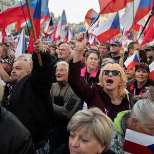 Trumpovo oznámení, 17. listopad ve víru oslav i demonstrací, první výkop v Kataru